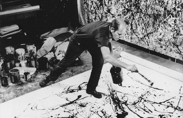 Imagen de Jackson Pollock pintando una de sus obras.