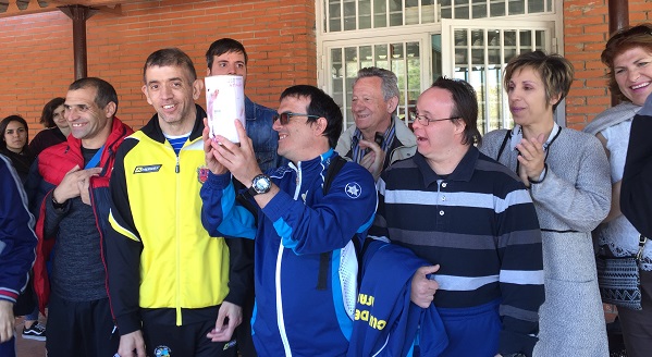 Personas con discapacidad de Fundación AMÁS reciben la hucha de la X Jornada Deportiiva. Foto: Fundación AMÁS.