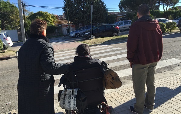 Maria Ángeles, Almudena y Juan de camino a una acción de voluntariado en el barrio Parque Coimbra. Foto: Fundación AMÁS.
