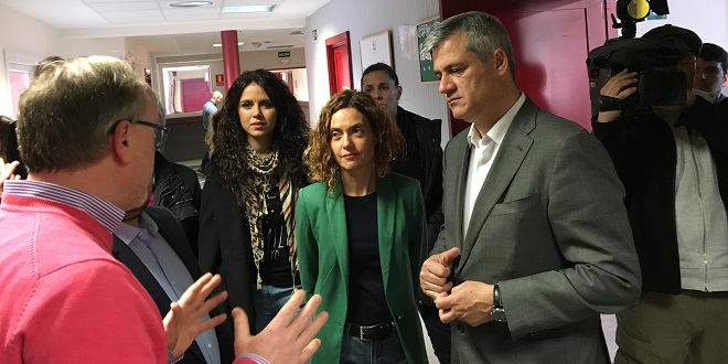 David Lucas, alcalde de Móstoles y Meritxell Batet, diputada del PSOE visitan el Centro de Fundación AMÁS en Coimbra. Foto: Fundación AMÁS. 