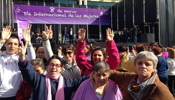 Mujeres de Fundación AMÁS participan en un acto en Leganés con motivo del 8 de marzo. Foto: Fundación AMÁS.