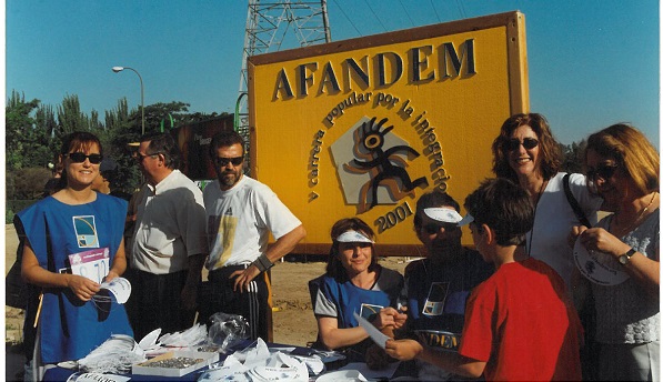 Acto reivindicativo de AFANDEM en 2001. Foto: Fundación AMÁS.