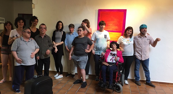 Grupo de artistas "Los Picassos" en la inauguración de la exposición "Un mundo de color" en el Centro Cultural Joan Miró. Foto: Fundación AMÁS.