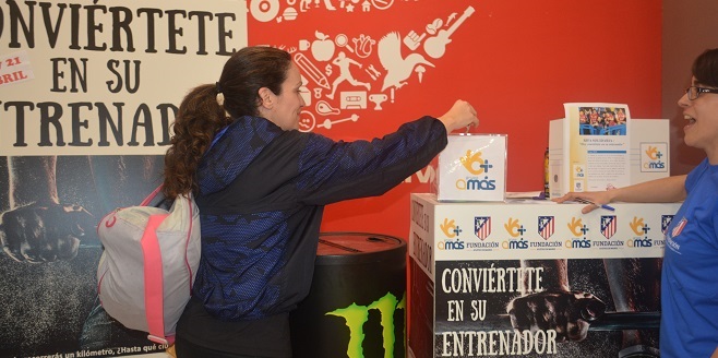 Momento de una donación en el gimnasio Virgin Active de Alcorcón. Foto: Fundación AMÁS,