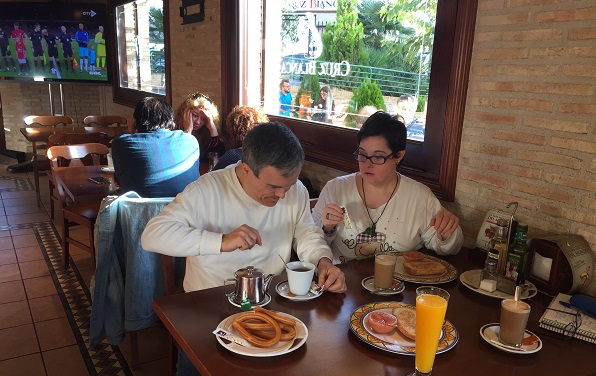 Nuria y Augusto en el interior de una cafetería en Móstoles. Foto: Fundación AMÁS.