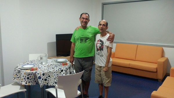 Los primeros dos ocupantes de los Apartamentos tutelados del Centro Padre Zurita de Alcorcón. Foto: Fundación AMÁS.