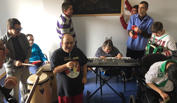 Clase de formación musical en AMÁS Escena. Foto: Fundación AMÁS.