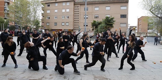 Momento del flashmob realizado por AMÁS Escena en la Semana de la Salud de Móstoles.