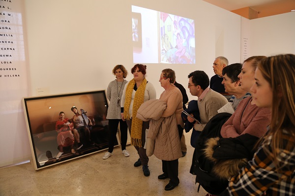 Personas con discapacidad intelectual de Fundación AMÁS visitan la exposición "El espacio de la memoria". Foto: Fundación AMÁS.