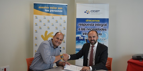 Manuel Moreno, Director del Área de Empleo de Fundación AMÁS y Emiliano Fernández, Director de CISET. Foto: Fundación AMÁS.