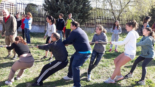 Tira-Cuerda en la X Jornada Deportiva del Instituto Rayuela de Móstoles. Foto: Fundación AMÁS.