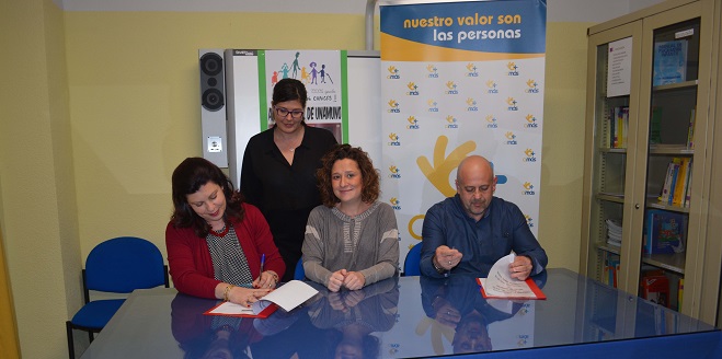 Firma de convenio entre Fundación AMÁS, Ayuntamiento de Móstoles y Colegio de Educación Especial Miguel de Unamuno. Foto: Fundación AMÁS.