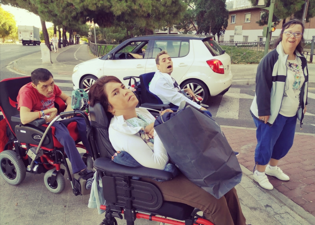 Personas participantes en "Dinámicos en acción" llevan bolsas de ropa a vecin@s de Alcorcón en situación de emergencia social. Foto: Fundación AMÁS