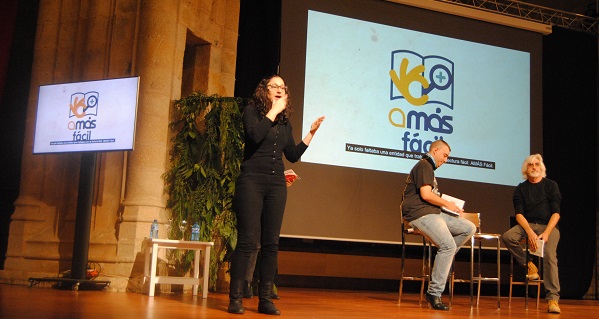 Andres Guerrero, autor de "El amor es demasiado complicado" y Miki Mármol, persona con discapacidad del programa AMÁS Fácil. Foto: Fundación AMÁS.