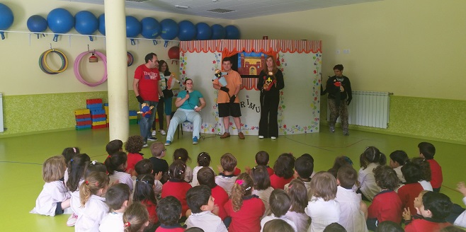 Actuación de "Titirimuni" en el colegio Antanes School de Leganés. Foto: Fundación AMÁS.