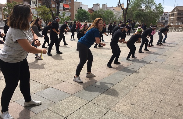 Flashmob "Mueve tu salud" de AMÁS Escena durante la VIII Semana de la Salud de Móstoles. Foto: Fundación AMÁS.