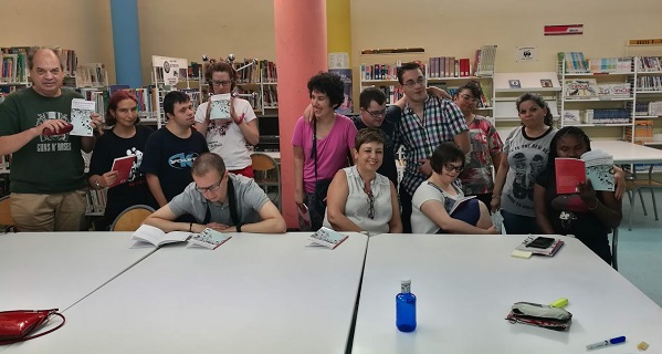 Club de Lectura Fácil en la Biblioteca Rigoberta Menchú de Leganés. Foto: Fundación AMÁS