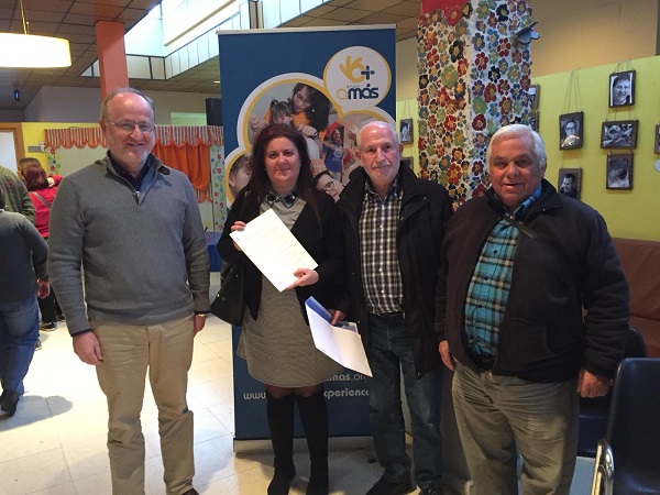 La concejala de Leganés, Virginia Jiménez, recibe la carta de agradecimiento en el Centro Municipal Sufragio. Foto: Fundación AMÁS  
