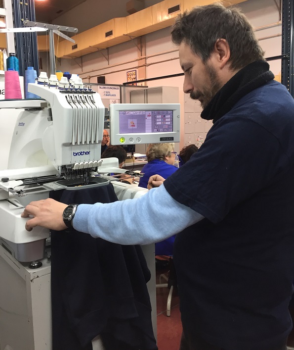 Víctor Garbín trabajando en el Taller Textil de Prado Regordoño en Móstoles. Foto: Fundación AMÁS.