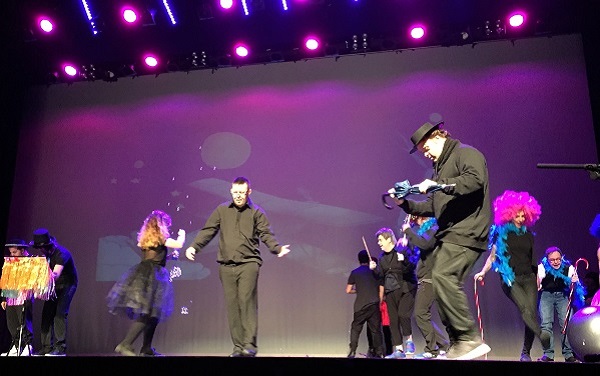 Actuación de AMÁS Escena en el FESTINAV 2017. Foto: Fundación AMÁS.
