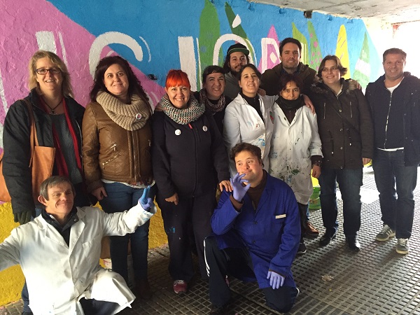 Virginia Jiménez, Concejala de Servicios Sociales del Ayuntamiento de Leganés, junto con miembros de su equipo y artistas de Fundación AMÁS. Foto: Fundación AMÁS.