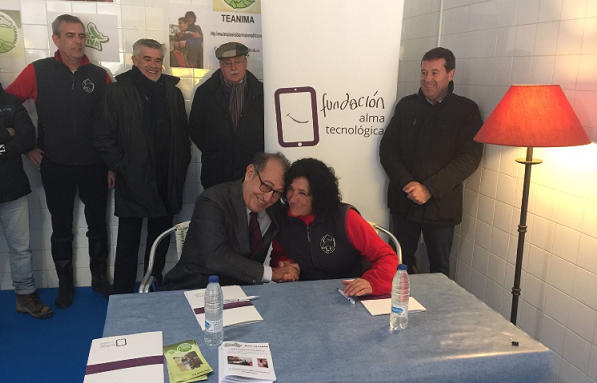 Nicolas Redondo Terreros, presidente de la Fundación "Alma Tecnológica" y Mari Sol Fernández, presidenta de la Asociación TEANIMA en la firma del convenio.