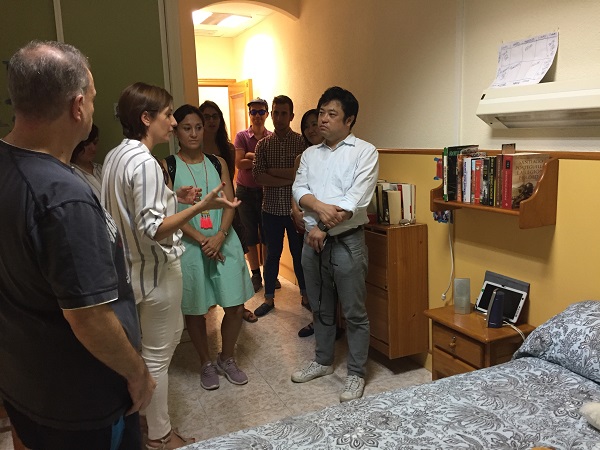 A la izquierda de la imagen, Antonio enseña la habitación que comparte con su pareja a los expertos japoneses. Foto: Fundación AMÁS.