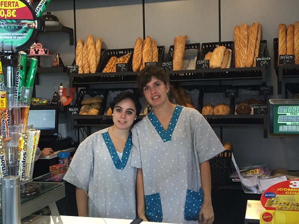 Leticia y Nerea en la zona de panadería de la Concept Store Másymenos. Foto: Fundación AMÁS.