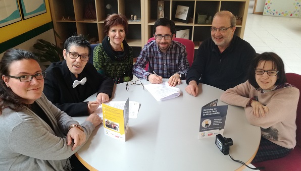 Firma de convenio de colaboración entre AMÁS Fácil y Qurtuba editores . Foto: Fundación AMÁS.