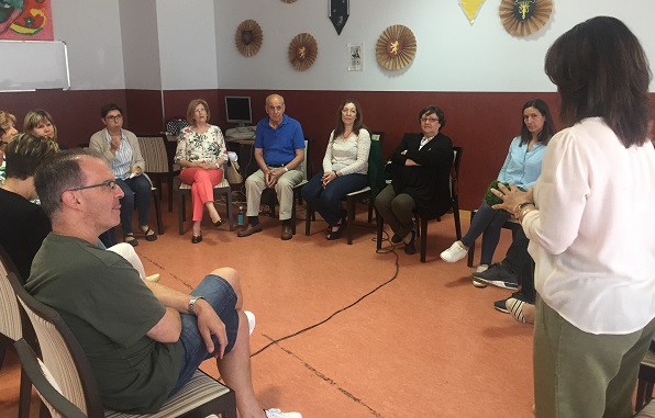 Reunión de "Rediseñando", el grupo de familias del Centro Ocupacional Parque Coimbra. Foto: Fundación AMÁS.