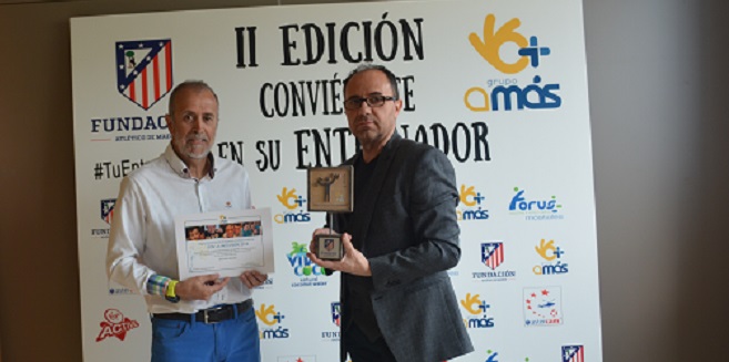 Carlos Pérez, Presidente de Fundación AMÁS hace entrega de los galardones a la Fundación Atlético de Madrid. Foto: Fundación AMÁS.