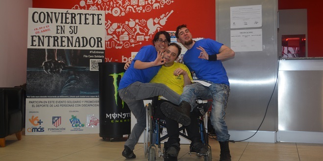 Blanca, Ismael y Manu, voluntarios de "Conviértete en su entrenador". Foto: Fundación AMÁS.